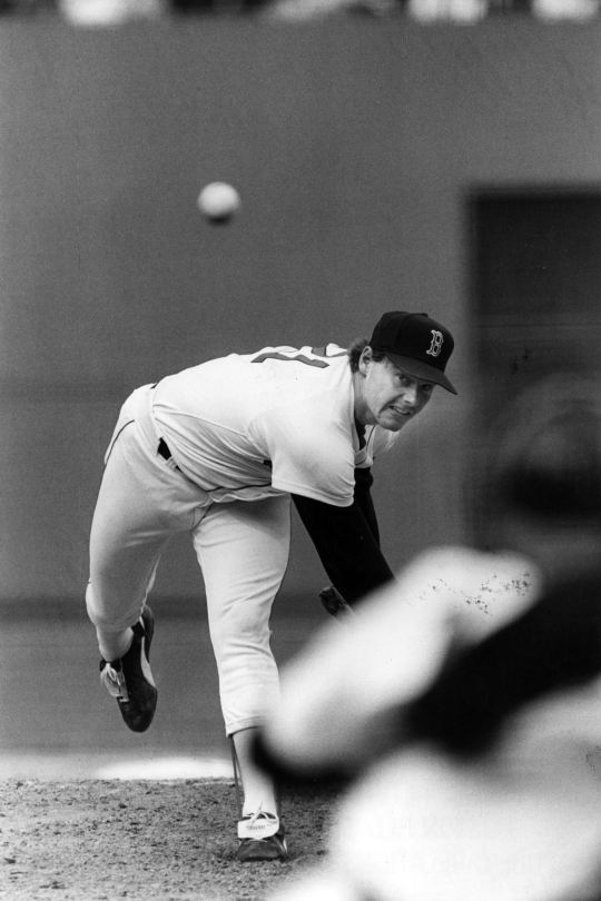 RED SOX PITCHER THROWS PITCH AT FENWAY, 1986